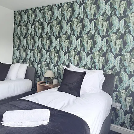 Welcoming Near Shopping And Centres Homestay Leeds (West Yorkshire)