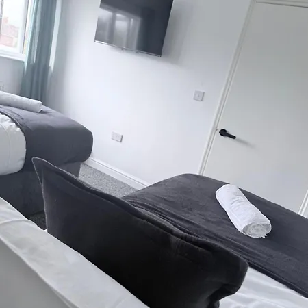 Welcoming Near Shopping And Centres Homestay Leeds (West Yorkshire)
