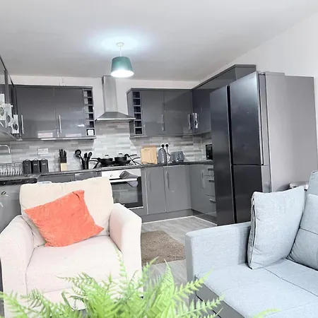 Welcoming Near Shopping And Centres Homestay Leeds (West Yorkshire)