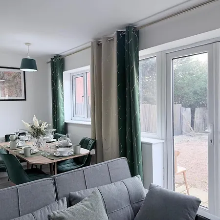 Homestay Welcoming Near Shopping And Centres