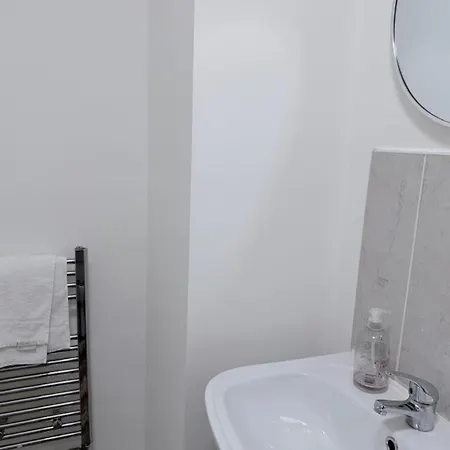 Welcoming Near Shopping And Centres Leeds (West Yorkshire)